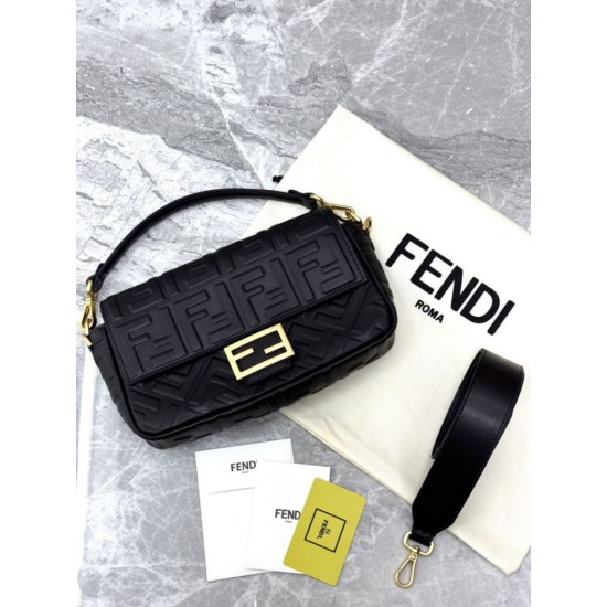 Replica Borsa Baguette classica Fendi con motivo a lettere FF in rilievo 3D Nero Replica Borsa Baguette classica Fendi con motivo a lettere FF in rilievo 3D Nero