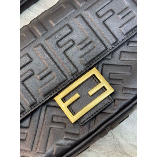 Replica Borsa Baguette classica Fendi con motivo a lettere FF in rilievo 3D Nero Replica Borsa Baguette classica Fendi con motivo a lettere FF in rilievo 3D Nero