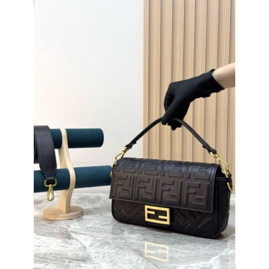 Replica Borsa Baguette classica Fendi con motivo a lettere FF in rilievo 3D Nero Replica Borsa Baguette classica Fendi con motivo a lettere FF in rilievo 3D Nero
