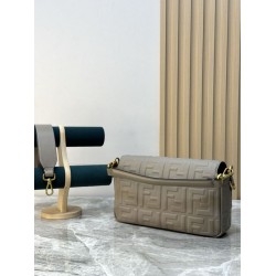 Borsa Baguette classica Fendi con motivo a lettere FF in rilievo 3D Kaki Borsa Baguette classica Fendi con motivo a lettere FF in rilievo 3D Kaki
