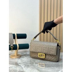 Borsa Baguette classica Fendi con motivo a lettere FF in rilievo 3D Kaki