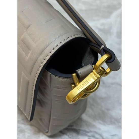 Replica Perfetto Borsa Baguette classica Fendi con motivo a lettere FF in rilievo 3D Kaki Replica Perfetto Borsa Baguette classica Fendi con motivo a lettere FF in rilievo 3D Kaki