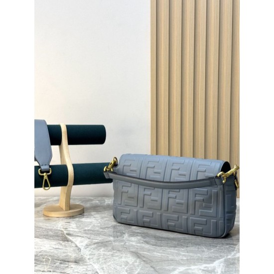 Replica Borsa Baguette classica Fendi con motivo a lettere FF in rilievo 3D Blu Replica Borsa Baguette classica Fendi con motivo a lettere FF in rilievo 3D Blu