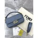 Replica Borsa Baguette classica Fendi con motivo a lettere FF in rilievo 3D Blu Replica Borsa Baguette classica Fendi con motivo a lettere FF in rilievo 3D Blu
