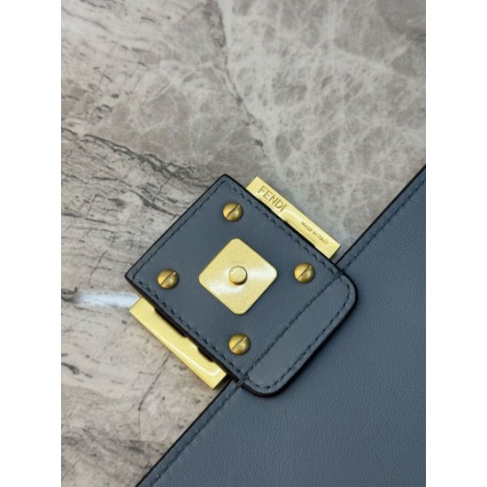 Replica Borsa Baguette classica Fendi con motivo a lettere FF in rilievo 3D Blu Replica Borsa Baguette classica Fendi con motivo a lettere FF in rilievo 3D Blu