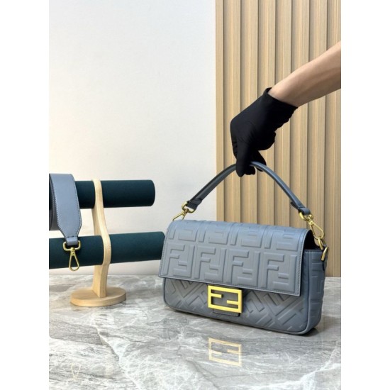 Replica Borsa Baguette classica Fendi con motivo a lettere FF in rilievo 3D Blu Replica Borsa Baguette classica Fendi con motivo a lettere FF in rilievo 3D Blu