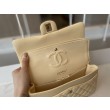 Borsa classica con patta A1112 Hardware in oro albicocca