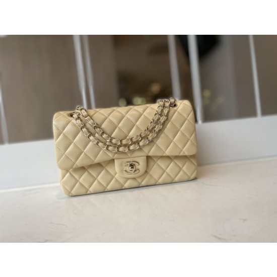 Borsa classica con patta A1112 Hardware in oro albicocca