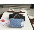 Borsa classica con patta A1112 Hardware oro blu cielo