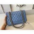 Borsa con patta classica A1112 Hardware in oro blu