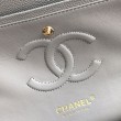Borsa con patta classica in pelle di vitello granulata A1112 Grigio