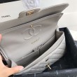 Borsa con patta classica in pelle di vitello granulata A1112 Grigio