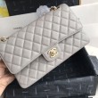 Borsa con patta classica in pelle di vitello granulata A1112 Grigio