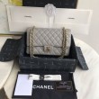 Borsa con patta classica in pelle di vitello granulata A1112 Grigio