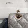 Borsa con patta classica in pelle di vitello granulata A1112 Grigio