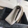 Borsa con patta classica in pelle di vitello granulata A1112 Grigio