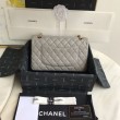 Borsa con patta classica in pelle di vitello granulata A1112 Grigio