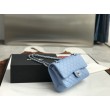 Dettagli perfetti Borsa Replica 1:1 con patta classica A1112 Hardware argento blu cielo