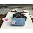Dettagli perfetti Borsa Replica 1:1 con patta classica A1112 Hardware argento blu cielo