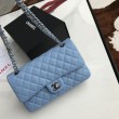 Dettagli perfetti Borsa Replica 1:1 con patta classica A1112 Hardware argento blu cielo