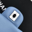 Dettagli perfetti Borsa Replica 1:1 con patta classica A1112 Hardware argento blu cielo