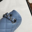 Dettagli perfetti Borsa Replica 1:1 con patta classica A1112 Hardware argento blu cielo