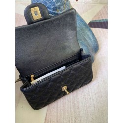 Mini Borsa con Patta in Pelle di Vitello Granata con Manico Superiore AS2431 Nero