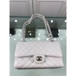 Borsa Classic Jumbo Flap A01112 in pelle di caviale bianca