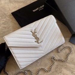 Cloni Firmate Portafoglio a catena busta con monogramma YSL Saint Laurent in pelle martellata bianco imitazioni