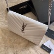Portafoglio a catena busta con monogramma YSL Saint Laurent in pelle martellata bianco