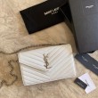 Portafoglio a catena busta con monogramma YSL Saint Laurent in pelle martellata bianco