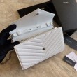 Portafoglio a catena busta con monogramma YSL Saint Laurent in pelle martellata bianco