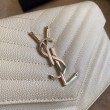 Portafoglio a catena busta con monogramma YSL Saint Laurent in pelle martellata bianco