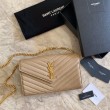 Portafoglio con catena YSL Saint Laurent con busta a catena in pelle martellata color albicocca