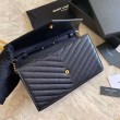 Portafoglio con catena YSL Saint Laurent con busta a catena in pelle martellata Hardware nero oro