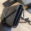 Portafoglio con catena YSL Saint Laurent con busta a catena in pelle martellata nera nera hardware