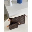 Borsa da toilette LV su catena in tela monogramma M81412