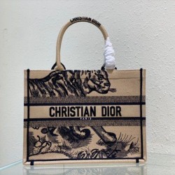 Dior Medium Book Tote Macro Toile de Jouy Bora Pari all'originale replica con ricamo tigre