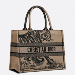 Dior Medium Book Tote Macro Toile de Jouy Bora Pari all'originale replica con ricamo tigre