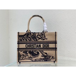 Dior Medium Book Tote Macro Toile de Jouy Bora Pari all'originale replica con ricamo tigre