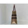 Dior Medium Book Tote Macro Toile de Jouy Bora Pari all'originale replica con ricamo tigre