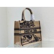 Dior Medium Book Tote Macro Toile de Jouy Bora Pari all'originale replica con ricamo tigre
