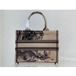 Dior Medium Book Tote Macro Toile de Jouy Bora Pari all'originale replica con ricamo tigre