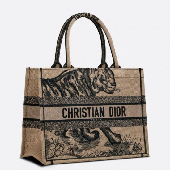 Dior Medium Book Tote Macro Toile de Jouy Bora Pari all'originale replica con ricamo tigre
