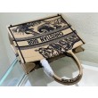 Dior Medium Book Tote Macro Toile de Jouy Bora Pari all'originale replica con ricamo tigre