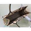 Dior Medium Book Tote Macro Toile de Jouy Bora Pari all'originale replica con ricamo tigre
