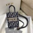 Dior Mini Book Tote Phone Borsa con ricamo Dior Oblique blu Dior Mini Book Tote Phone Borsa con ricamo Dior Oblique blu