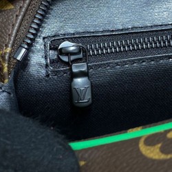 Borsa da toilette LV Dopp Kit M46253 verde Borsa da toilette LV Dopp Kit M46253 verde