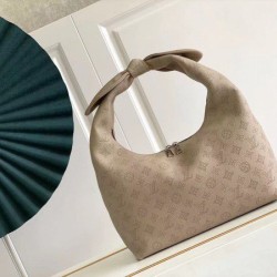 Replica Perfetta Louis Vuitton Why Knot MM in pelle Mahina M20787 Replica Perfetta Louis Vuitton Why Knot MM in pelle Mahina M20787