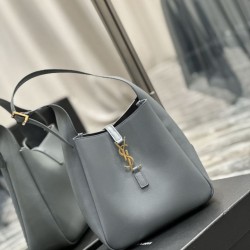 YSL Saint Laurent Le 5 À 7 Cassandre Hobo Secchiello Piccola Borsa Morbida Pelle Liscia Grigia YSL Saint Laurent Le 5 À 7 Cassandre Hobo Secchiello Piccola Borsa Morbida Pelle Liscia Grigia